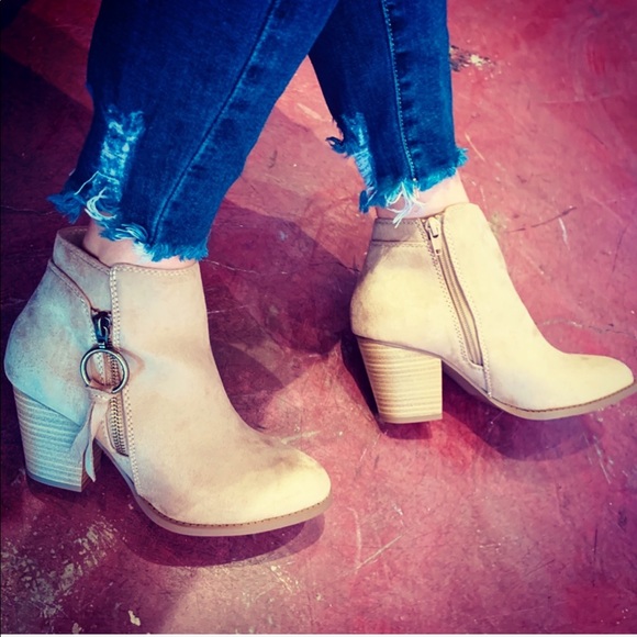 1 Left! Zipper Beige Faux Suede Heel Ankle Bootie - Picture 5 of 9